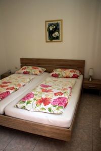 Zwei getrennte Schlafzimmer mit gro&szlig;en Doppelbetten + Klimaanlage